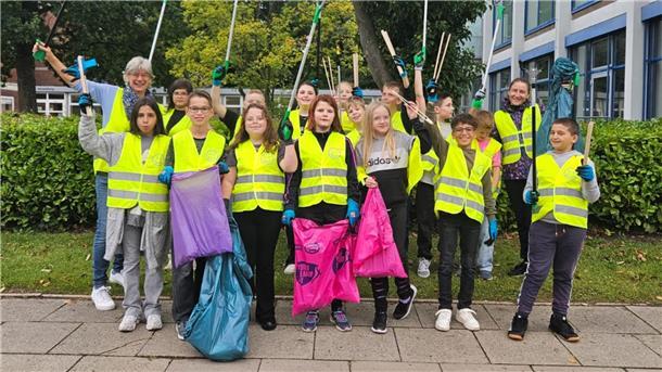 Bild von Schülerinnen und Schülern der Oberschule 1 beim Müllsammeln