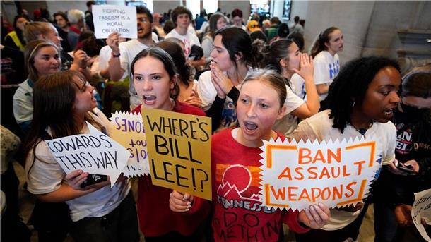 Republikaner schließen zwei Schwarze aus Parlament aus Schülerinnen und Schüler fordern lautstark eine Waffenreform und unterstützen die „Tennessee Three“ vor dem Repräsentantenhaus in Nashville.