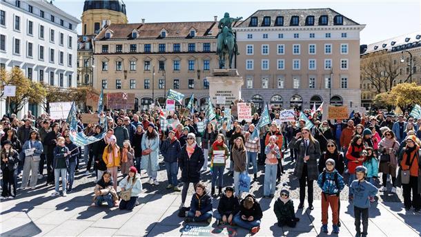 Schluss mit den Überraschungstests? Schülerinnen und Schüler im Bundesland Bayern demonstrieren gegen unangekündigte Tests.