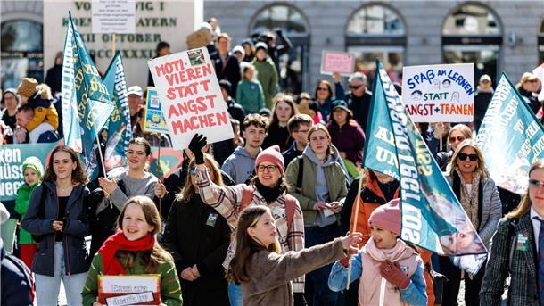 Schluss mit den Überraschungstests? Schülerinnen und Schüler im Bundesland Bayern demonstrieren mit Schildern gegen Überraschungstest. Darauf steht zum Beispiel „Motivieren statt Angst machen“.