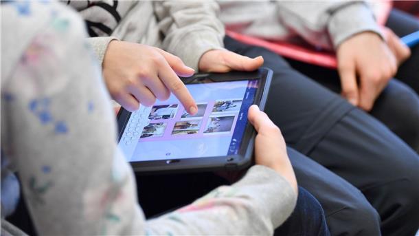 WHO: Jedes sechste Schulkind Opfer von Cybermobbing Schülerinnen und Schüler in Thüringen nehmen am Medienkompetenz-Kurs gegen Cybermobbing teil: Viele Kinder werden Opfer von Cybermobbing.