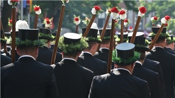 Schützen in Uniform beim Schützenfestumzug (Symbolbild): Das war bis vor einigen Jahren auch in der Wesermarsch weit verbreitetet. Inzwischen gibt es kaum noch Schützenfeste. In Golzwarden aber wird noch gefeiert.