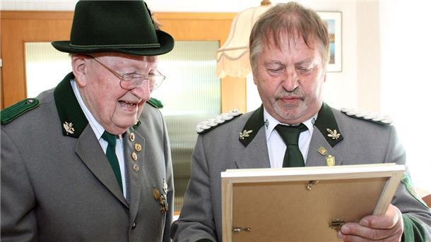 Schützenhauptmann Horst Reinke (rechts) überbrachte Herbert Körber den Ehrenbrief des Nordwestdeutschen Schützenbundes in seinem Haus in Wurthfleth.