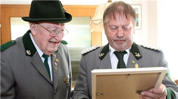 Schützenhauptmann Horst Reinke (rechts) überbrachte Herbert Körber den Ehrenbrief des Nordwestdeutschen Schützenbundes in seinem Haus in Wurthfleth.