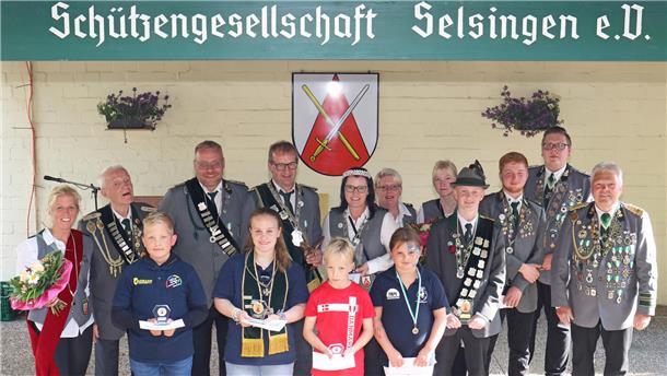 Schützenpräsident Bernd Schleßelmann (rechts) mit den neuen Selsinger Majestäten. Königin und König wurden Claudia Jagemann und Heiner Schröder (Mitte).
