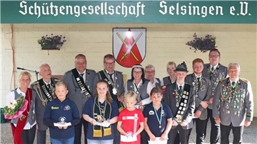 Schützenpräsident Bernd Schleßelmann (rechts) mit den neuen Selsinger Majestäten. Königin und König wurden Claudia Jagemann und Heiner Schröder (Mitte).