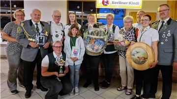 Schützenpräsident Rainer Müller (rechts) stellt sich gern zum Foto mit den erfolgreichen Schützen des Köhlener Herbstschützenfests.