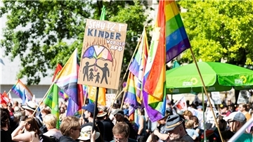 „Schützt Kinder vor der AfD“ steht auf einem Schild. Laut der Polizei verlief die Demo vor dem Landtag störungsfrei und ohne besondere Zwischenfälle.