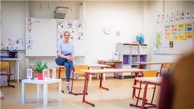 Schuldirektorin Stefanie Pupel zeigt die Abstände zwischen den Schulbänken nach den Hygieneregeln, wie sie aktuell gelten.