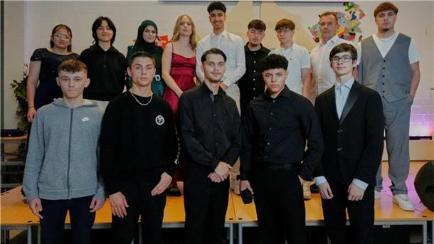 Schule Am Leher Markt, 10a, obere Reihe v.l. Lea Bäuerle, Sarah Casido, Malak M...