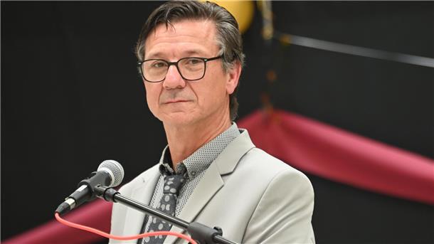 48 Abiturientinnen und Abiturienten des Gymnasiums Bremervörde verabschiedet Schulleiter Oberstudiendirektor Dr. Uwe Strohbach: „Nutzt euer schulisches Wissen und einen gesunden Menschenverstand, dann werdet ihr sicherlich in der Lage sein, Fake-Infos als solche zu entlarven.“