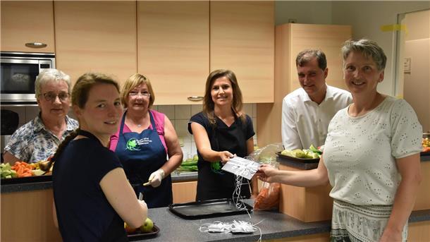 Gesundes für die Schüler: Obstdamen an der KGS Sittensen suchen Verstärkung Das Foto zeigt die Schnibbeldamen zusammen mit Schulleiter Sven Evers und und der Fördervereinsvorsitzenden Petra Renk.