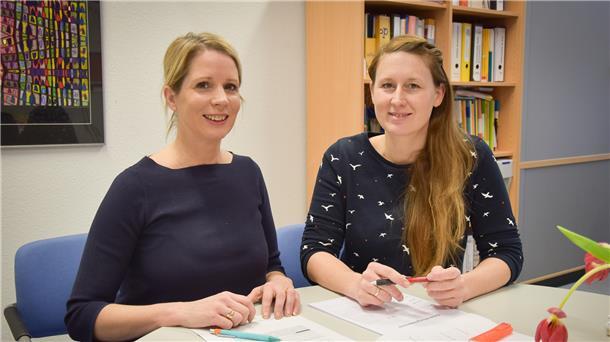 Schulleiterin Stefanie Pupel (links) und Lehrerin Kim Fahlbusch (35) schreiben die Entwicklungsübersichten für ihre Schüler.