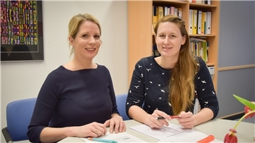 Schulleiterin Stefanie Pupel (links) und Lehrerin Kim Fahlbusch (35) schreiben die Entwicklungsübersichten für ihre Schüler.