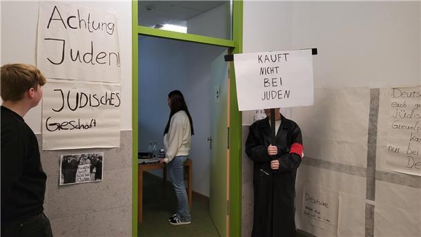 Schulprojekt zur Reichspogromnacht: Jugendliche der Schule Achtern Diek in Dorum gestalten für Mitschüler lebendigen Geschichtsunterricht. Hier zeigen sie beispielhaft, wie jüdische Kaufleute von der Gesellschaft ausgegrenzt wurden.