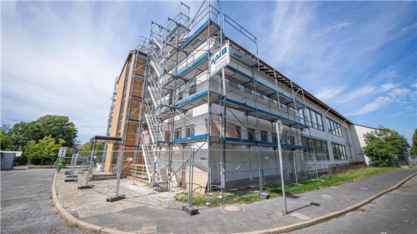 Schulsanierungen während der Sommerferien in Bremerhaven. Vierter Teil. Im Bild: Fassaden- und Fenstererneuerung an der Amerikanischen Schule. Foto: Hartmann