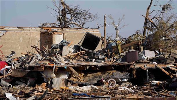 Mehr als 20 Tote nach Tornado in Mississippi Schutthaufen, Isolierung, beschädigte Fahrzeuge und Einrichtungsgegenstände sind alles, was von diesem Wohnmobilpark übrig geblieben ist.