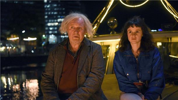 Schutzengel Oskar (Harald Krassnitzer) und seine Auszubildende Mira (Maresi Riegner) in einer Szene des Films „Engel mit beschränkter Haftung“. Die Komödie läuft am 4.12. im Ersten.