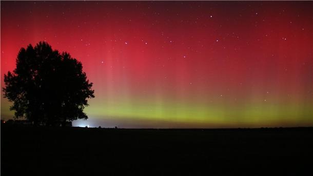 Schwarz, rot, gold? Polarlichter in Fischbeck in Sachsen-Anhalt erinnern an die Deutschlandflagge.
