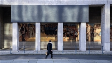Schwarzes Tuch: Eine Spruchtafel am Bundesfinanzministerium wurde verhüllt.