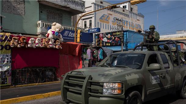 Bürgermeister und 19 weitere Menschen in Mexiko getötet Schwer bewaffnete Soldaten patrouillieren in Veracruz - Mexiko erlebt derzeit eine Spirale der Gewalt. Im Westen des Landes starben zuletzt der Bürgermeister und 17 weitere Menschen.