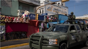 Schwer bewaffnete Soldaten patrouillieren in Veracruz - Mexiko erlebt derzeit eine Spirale der Gewalt. Im Westen des Landes starben zuletzt der Bürgermeister und 17 weitere Menschen.