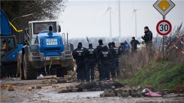 Lützerath: Angespannte Atmosphäre vor erwarteter Räumung Schwere Räumfahrzeuge entfernen im Beisein der Polizei die von Klimaaktivisten errichteten Barrikaden.