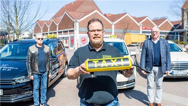 Schwere Zeiten für Taxiunternehmen während des Corona-Lockdowns im April 2021. Das wissen (von links) die Taxifahrer Werner Krüger, Michael Brümmer und Stefan Gödeke nur allzu gut.