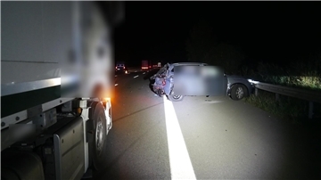 Ein zerstörtes Unfallfahrzeug steht auf der A1.