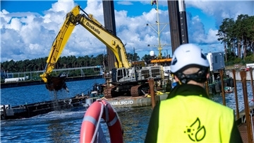 Schweres Gerät ist auf der Baustelle des LNG-Terminal im Industriehafen Lubmin im Einsatz.