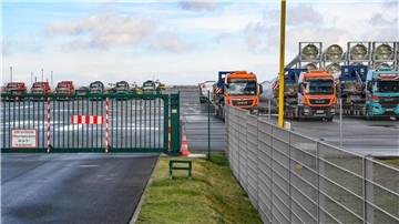 Diese Transporter stehen in Cuxhaven still, weil sie die Umleitung der gesperrten A 27 mit ihrer Ladung nicht fahren können.