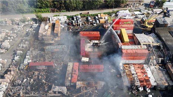 Löscheinsatz nach Großbrand Hamburger Hafen fast beendet Schwierig war der Einsatz, weil aufgrund von explodierenden Gasflaschen immer wieder Trümmerteile teils mehrere hundert Meter weit durch die Luft geschleudert wurden.