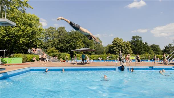 Mit Unterwäsche ins Schwimmbad? Die richtige Bekleidung ist manchmal ein Problem Ein Junge springt ins Wasser.
