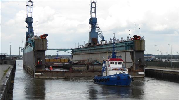 Reeder Peter Harren vor dem „Schwimmdock V“ in Bremerhaven