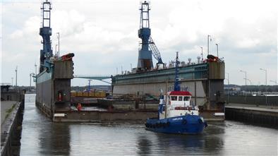 Reeder Peter Harren vor dem „Schwimmdock V“ in Bremerhaven