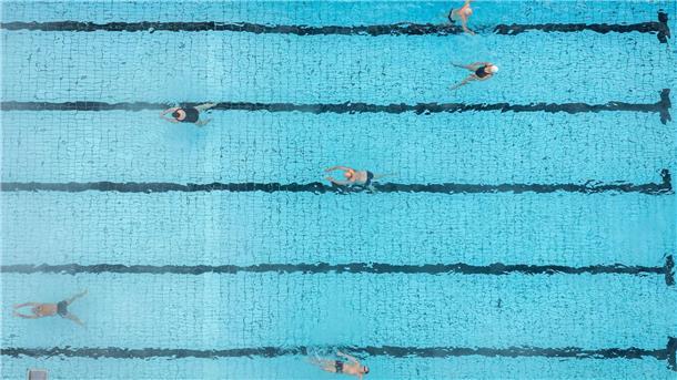 Schwimmen auch in kühler Herbstluft. Die Abwärme einer Biogasanlage macht es möglich: In Oelde im Kreis Warendorf dauert die Freibadsaison bis zum ersten Advent.