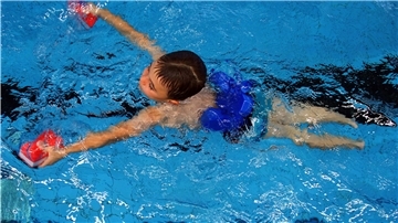 Schwimmfertigkeit ist für Kinder lebensrettend. Deswegen sollen Kinder, die pandemiebedingt nicht geschult werden konnten, jetzt Extrakurse erhalten.