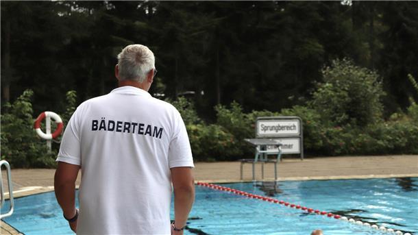 Ummelbad Hepstedt: So kombinieren die Freibadförderer Sicherheit mit Spaß Ein Mann steht mit dem Rücken zur Kamera am Beckenrand.