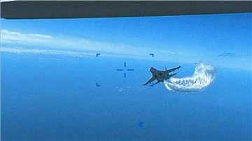 Screenshot aus dem veröffentlichten Video: Ein russisches Jagdflugzeug vom Typ Su-27 nähert sich dem Heck der MQ-9-Drohne.