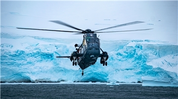 Sea King im Anflug an den Eisbrecher „Almirante Irizar“ zur Landung „nach getaner Arbeit“ bei Orcadas.