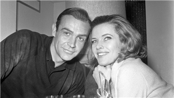 Sean Connery und Honor Blackman bei den Dreharbeiten zum James-Bond-Klassiker „Goldfinger“ (1964).