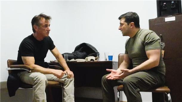 Fünf deutsche Filme im Wettbewerb der Berlinale Sean Penn (l) und der ukrainische Präsident Wolodymyr Selenskyj in einer Szene des Dokumentarfilms „Superpower“.