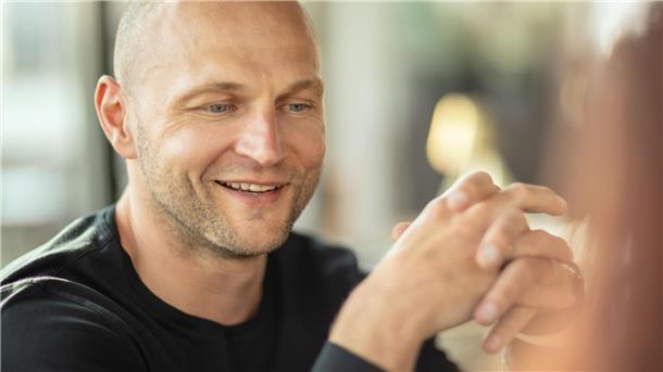Sebastian Furchner, Sportdirektor der Fischtown Pinguins, lächelt im Gespräch. 