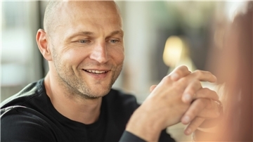 Sebastian Furchner, Sportdirektor der Fischtown Pinguins, lächelt im Gespräch. 