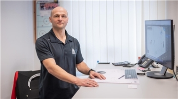 Sebastian Furchner,  sportlicher Leiter der Fischtown Pinguins, steht in seinem Büro.