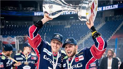 Sebastian Streu und Parker Tuomie feierten 2021 mit den Eisbären Berlin den Titel in der Deutschen Eishockey-Liga.
