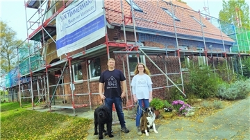 Sebastian und Sabrina Wulff vor ihrem Tierheim in Volkers. Das Gebäude ist aktuell eingerüstet, weil das Dach neu eingedeckt und isoliert wird.