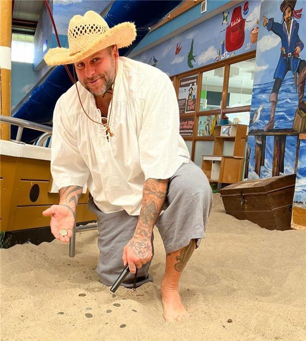 Sebastian Wolf alias Basti lädt Kinder zur Schatzsuche in Burhave ein.