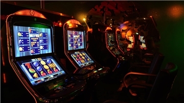 Blick auf Spielautomaten in einer Spielothek. Sechs bis acht Stunden täglich verbrachte Andreas in den Spielhallen Hamburgs.