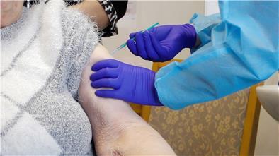 Sechs bis neun Monate, so Gesundheitssenatorin Claudia Bernhard, schützt der Impfstoff Biontech sehr gut. Deshalb bereitet sie sich darauf vor, dass ab dem dritten Quartal die Impfungen etwa in den Seniorenheimen aufgefrischt werden müssen.